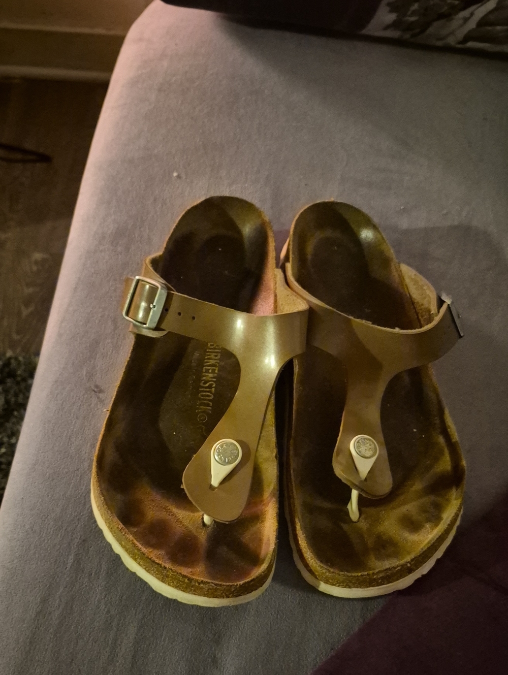 Birkenstock women S  Gizeh Sandals in Metallic Bronze